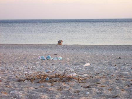 steentjes zoeken bij gebrek aan schelpen!