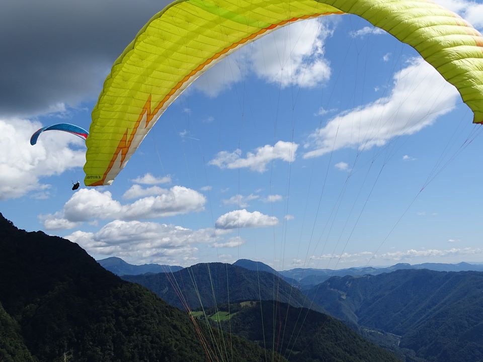 wandeling naar parapente-springplaats