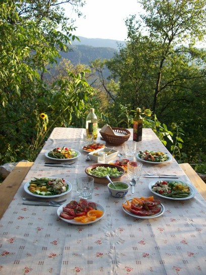 's avonds samen tafelen bij de vijgenboom