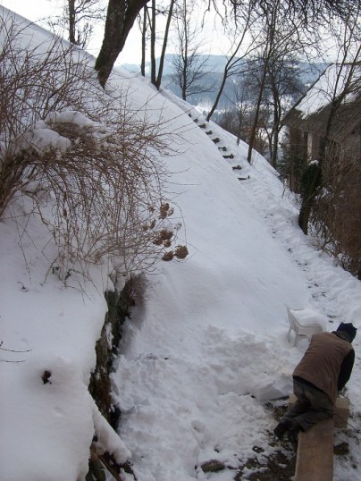 weer of geen weer: oude plankenvloer wordt afgeschuurd ...
