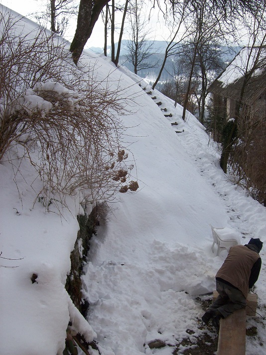 weer of geen weer: oude plankenvloer wordt afgeschuurd ...