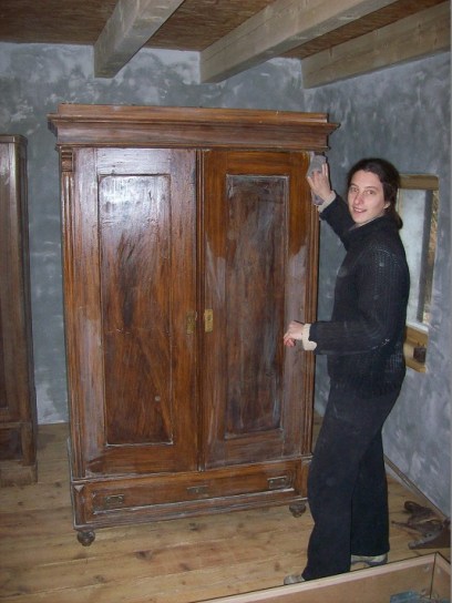 de originele kasten worden van zolder gehaald, afgestoft en geboend