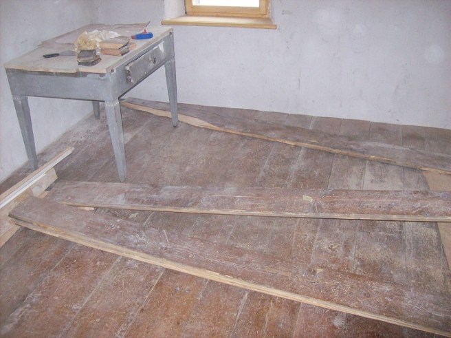 de originele plankenvloer terug in elkaar puzzelen