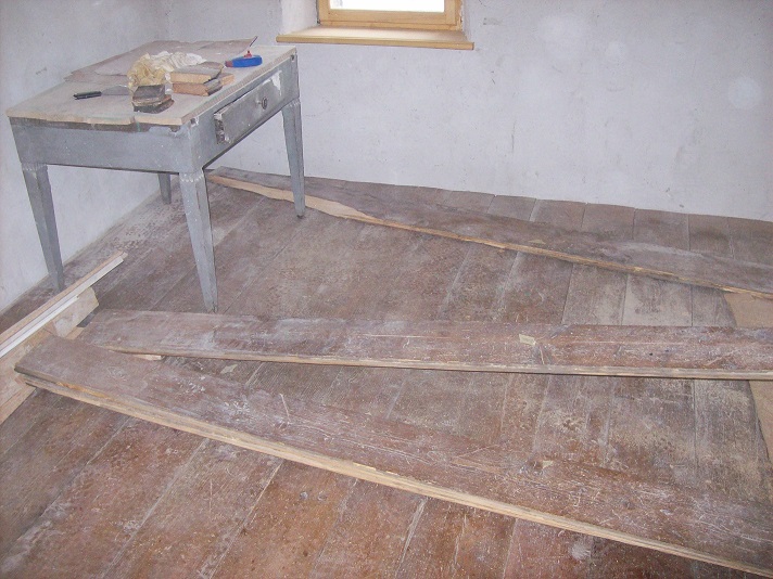 de originele plankenvloer terug in elkaar puzzelen