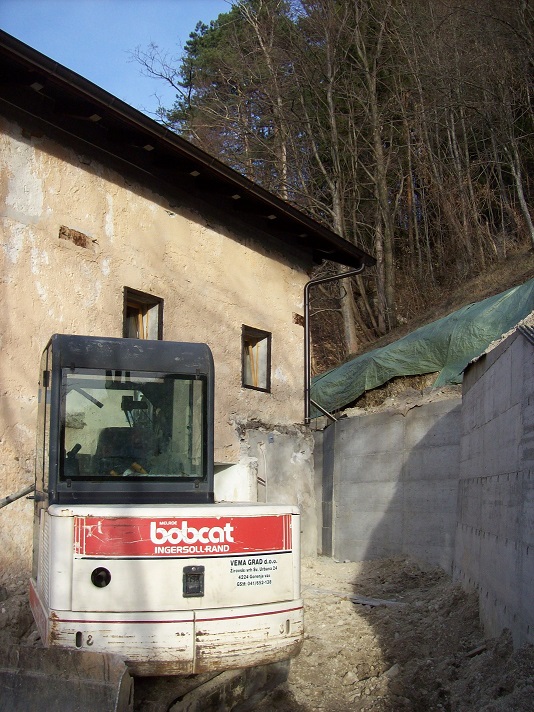 Het vergroot achterterras. Zo groot dat er zelfs een kraantje kan parkeren!