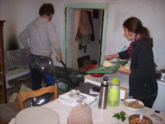 Uitgebroken vloeren, kruiwagens met beton die passeren of stofwolken: zij blijft koken!