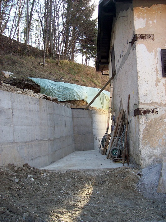keermuur: muur chauffagekot. Later komt er een dak op deze muur, tegen de gevel van het huis