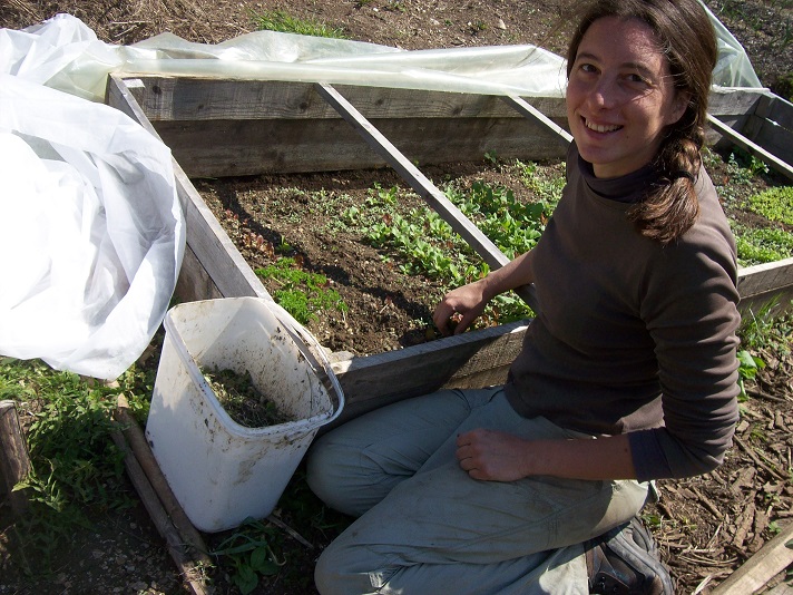 één van haar hobby's: sla'tjes soigneren in de koude kas
