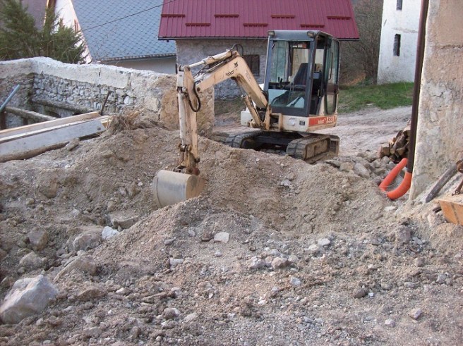Hulp van het kraantje voor het grove werk. Nadien met kruiwagen, houweel en schop aan de slag. 