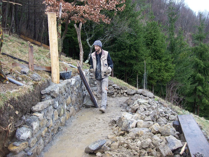 slepen en metsen met oude stenen