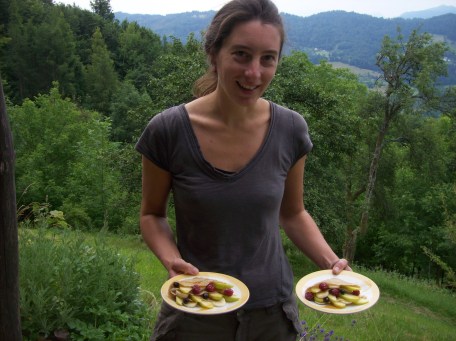een pannenkoek met fruit op het ontbijtmenu