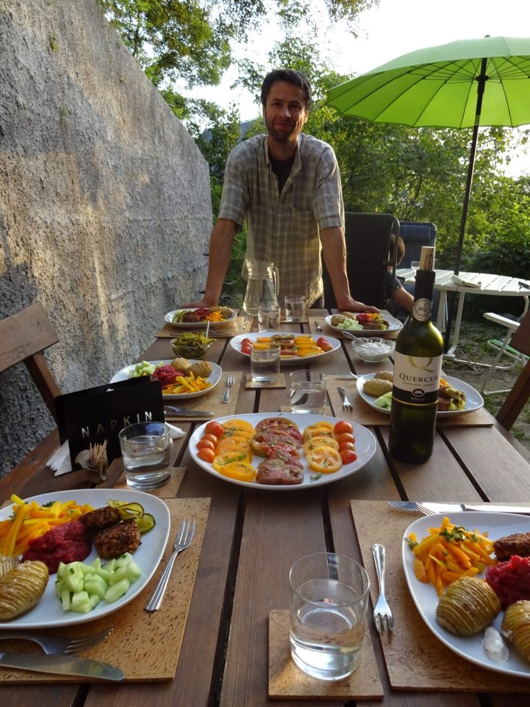 avondmaal op het terras