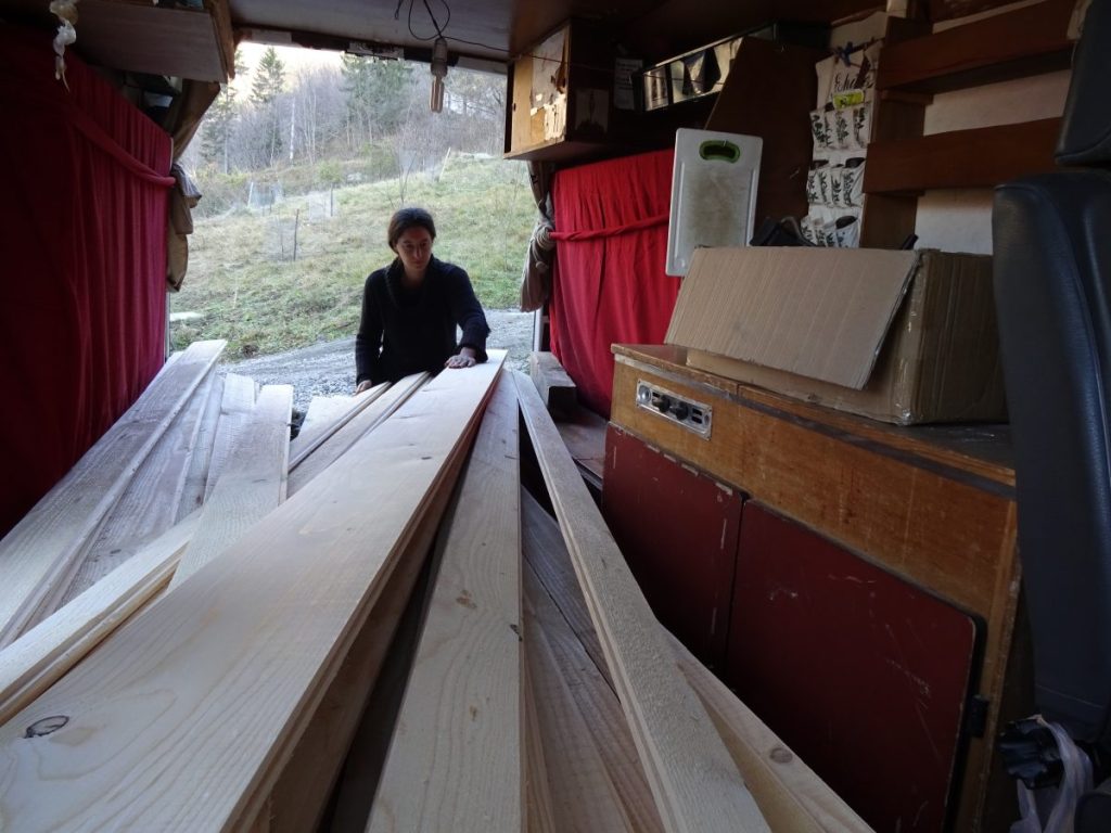 latten met verschillende breedtes besteld bij de houthandelaar in het dorp en tand & groef ingefreesd bij de schrijnwerker. Bakske vol, ons camionet!
